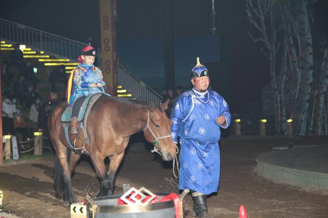 《相会敖包》在辉腾锡勒黄花沟草原旅游区窝阔台大剧院震撼首演