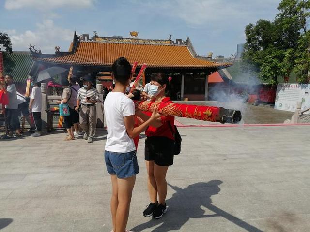 高三学子们纷纷到南宁孔庙，祭拜孔子，祈福金榜题名