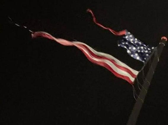 世界上最大的美国国旗被雷劈了，它长达40多米，