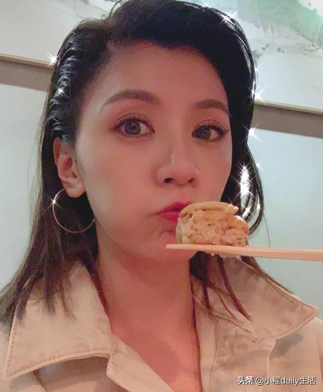 贾静雯包场请朋友看电影，看清观影人数：这才