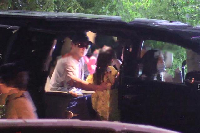 嗯哼兄妹一起买玩具，回头照顾妹妹很贴心，清爽板寸帅气十足