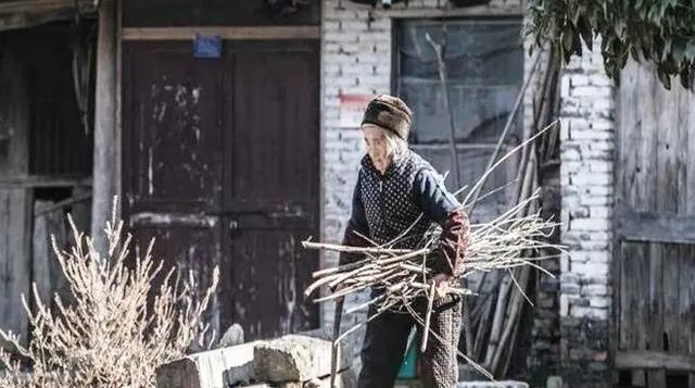 一农妇只吃咸菜，不舍花钱看病，死后屋里现金