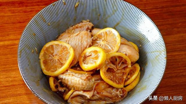 1个柠檬，一点鸡翅，这样做的鸡翅清香又清爽，外皮呈焦糖色