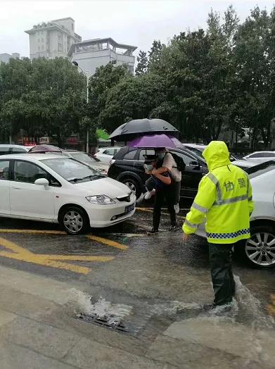 暴雨困住高考试卷押运车、考生眼看要迟到，别慌！有警察蜀黍在