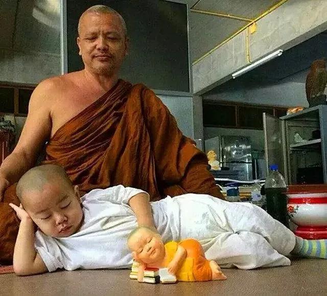 泰国两岁半小和尚走红，打坐瞌睡萌翻网友