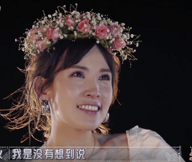 陈若仪与双胞胎儿子合照，穿亲子装合影，老三活泼挡镜头笑容可爱