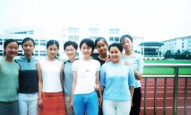 黄圣依晒20年同学聚会照片：岁月是杀猪刀，黄圣依刀枪不入