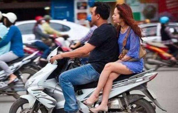 为什么女生“坐摩托”喜欢侧着坐？司机给出的答案，让人哭笑不得