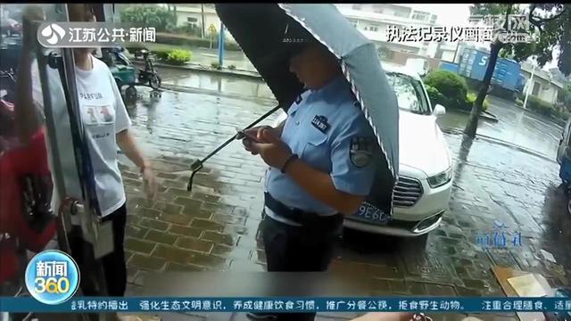 男孩从六楼扔下指甲刀砸伤行人 看到警察后吓得蜷缩在沙发上