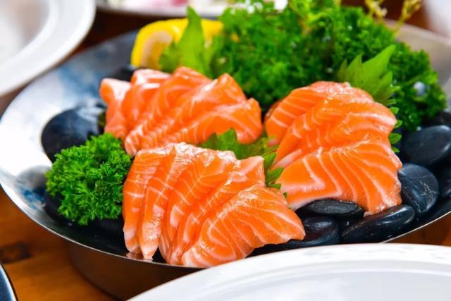 美国大力推广转基因三文鱼，却禁止在本国养殖