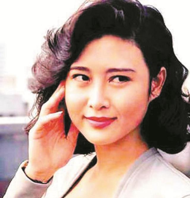1985年,首届亚洲小姐选美,冠亚军皆没落,季军却靠