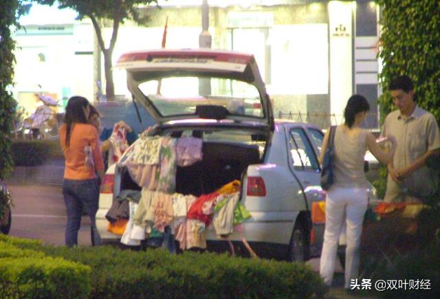 都来摆地摊，高房价惹的祸？