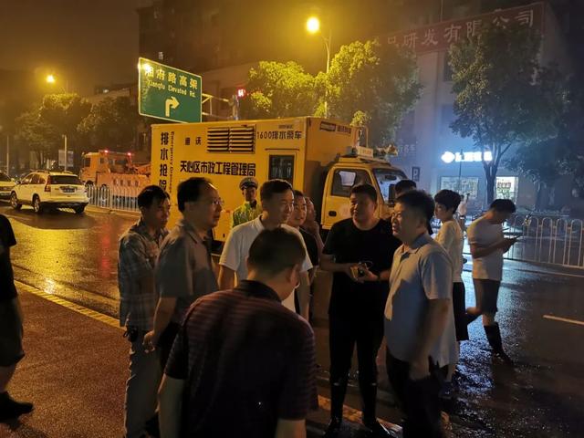 昨夜今晨，他们在长沙为你通宵守候