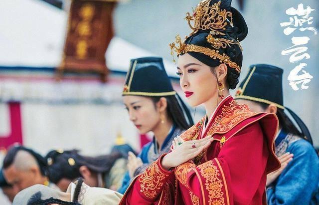 唐嫣产后首露面！一身黑衣玩变装笑容甜美哪像37，新剧颜值创新高