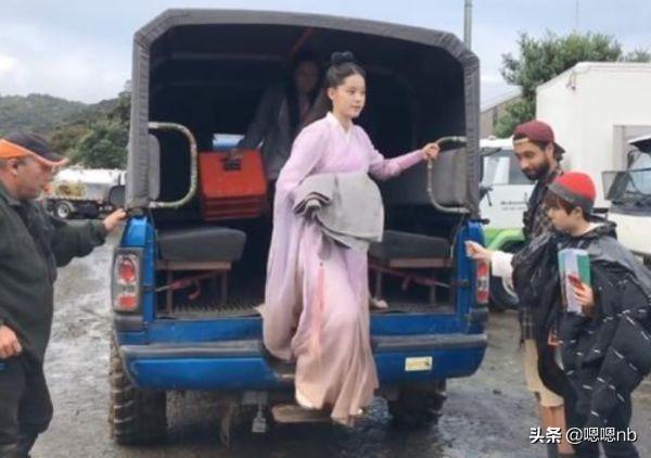 欧阳娜娜在室外拍古装剧，看到她身上穿的裙子