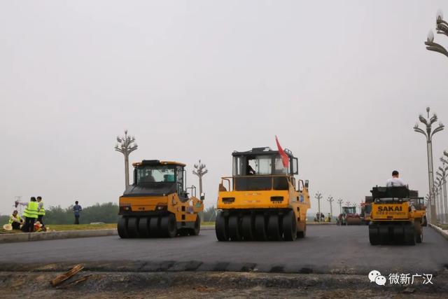 天府大道北延线（广汉示范段）初具雏形！今日开始铺筑沥青路面