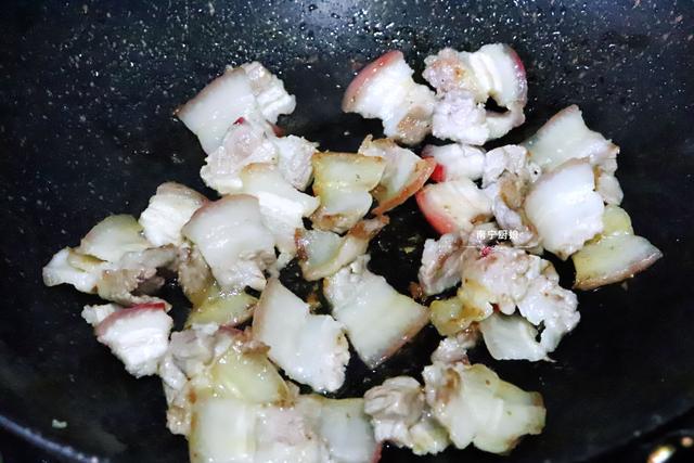 辣椒炒肉时，先炒肉还是辣椒？教你正确做法，肉质酥香不腻特下饭