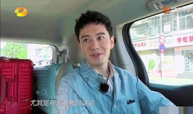 黄晓明累到脱妆遭调侃，本尊晒素颜视频谦虚回应，却遭尹正拆台