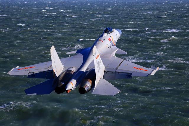 先进程度不输F35!美国新版大黄蜂战机亮相，难怪