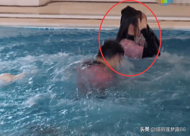 明星偶像包袱多重?落水反应:Baby捏鼻子，蔡徐坤撩发，汪苏泷挡脸
