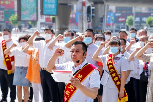 南关岭街道开展“党员下沉到一线岭上开遍映山红”主题党日活动