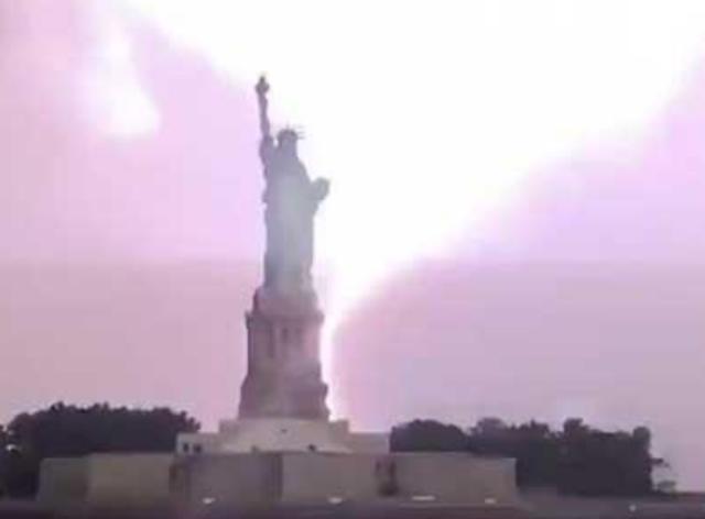 闪电|自由女神被闪电击中 网友留言是“雷神”路过么
