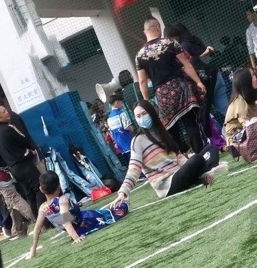 梁洛施32岁生日变美了，仨儿子做蛋糕为她庆祝，