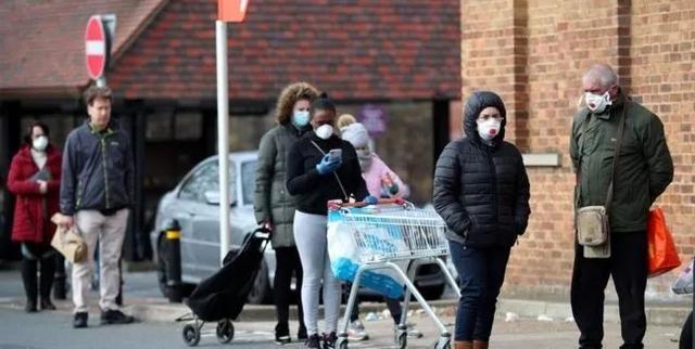 英国首相约翰逊陷入两难，想抹黑中国又怕口罩