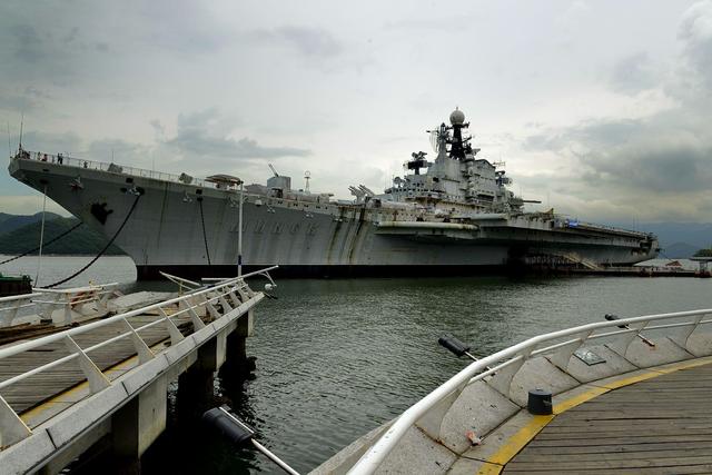 明斯克号航母在苏通大桥呆了4年，现终于有了新消息，军迷乐了