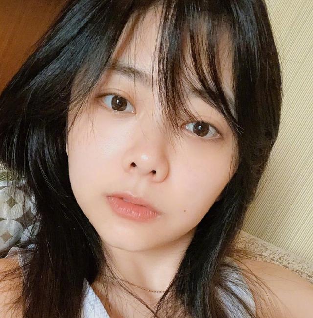 有种“牛奶肌”叫谭松韵，不化妆就自拍：这皮