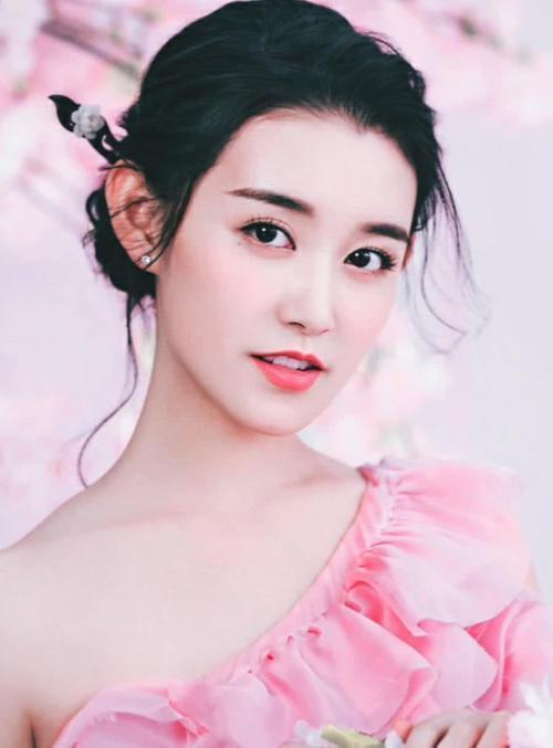 蒋依依请帅气男同学吃火锅，看清小哥哥的颜值