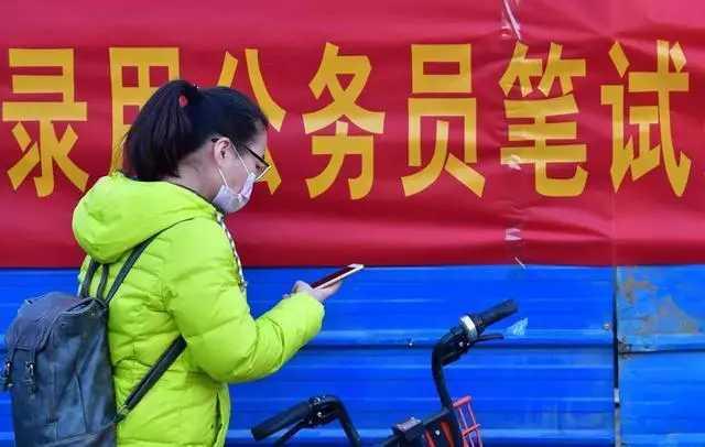 公务员、教师、名牌大学研究生，3个都考上了，