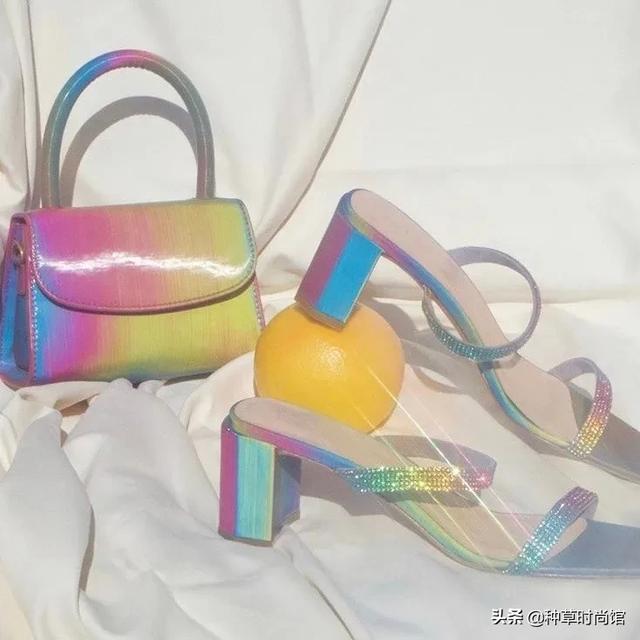 细高跟和平底鞋out了，夏天最受欢迎的是粗跟鞋