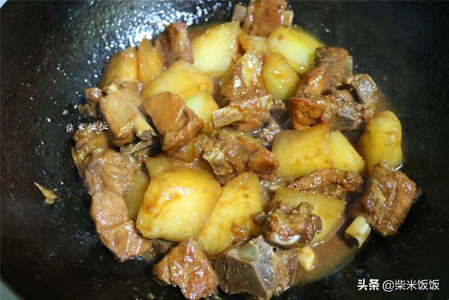 排骨别总炖汤了，教你这样吃，鲜嫩又多汁，做一盘连汤也不剩