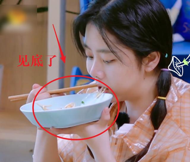 谭松韵追着吴奇隆给做面条，吃完后下意识的话