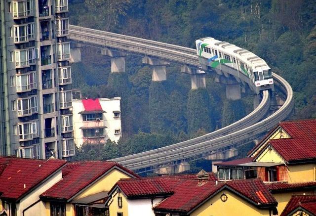 重庆轻轨穿梭居民楼里，会吵到人吗？会不会晃