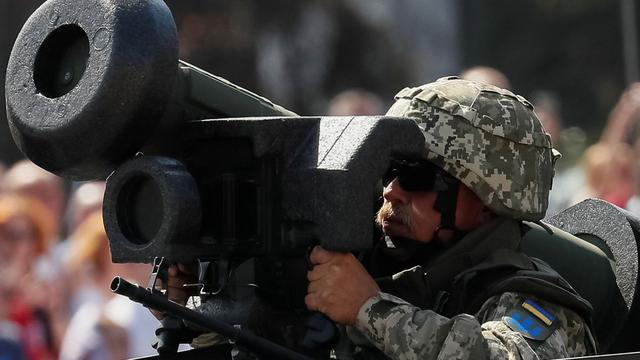 乌克兰大军还能与俄军血战吗？向全球16国购买武器，军工无力支撑