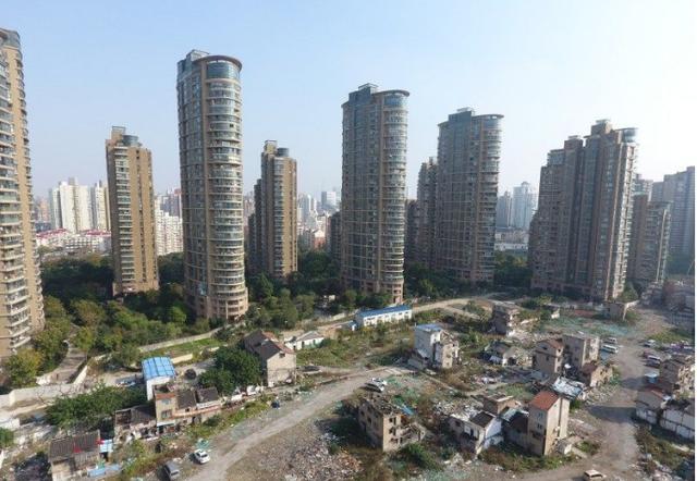 最牛变最惨钉子户？曾扬言没一亿不搬，今住废墟改口给房子就搬