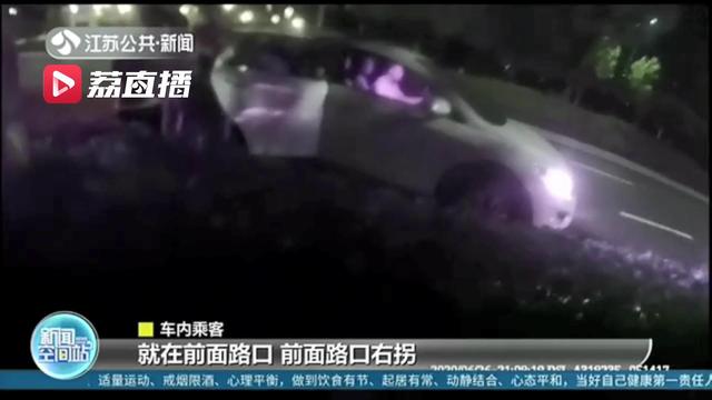 司机送娃快到医院门口遇到交警就不开了 原来是喝了酒