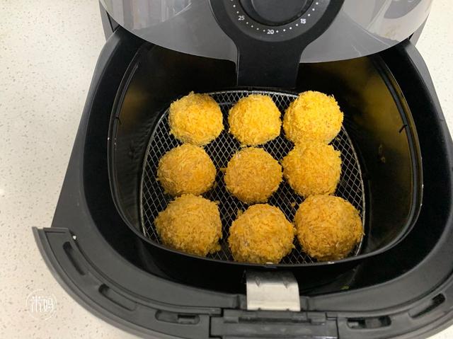 土豆别炒着吃，换种新花样，外酥里嫩咬一口满嘴酥，比吃炸鸡过瘾