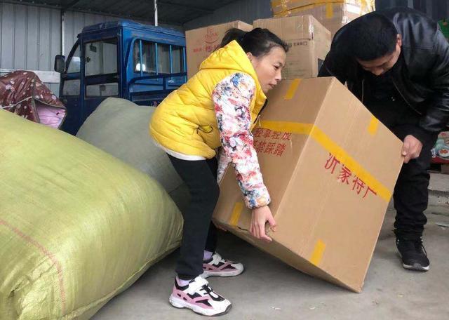 上海姑娘网恋农村驼背男，不顾劝阻嫁给他，生