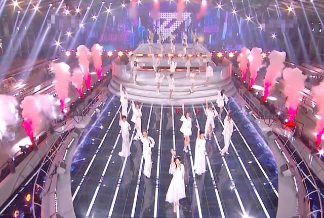 刘芸首次公演被淘汰，黄圣依哭上热搜，光眨眼