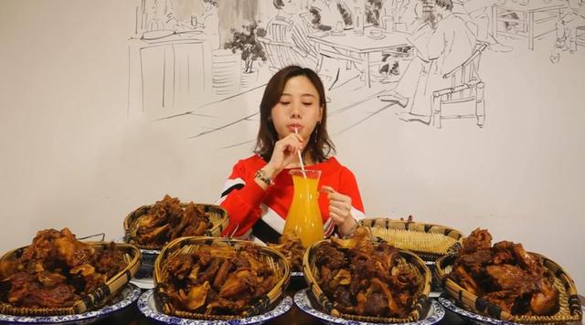 密子君挑战80根“猪排”，摄像师却出卖了她，网