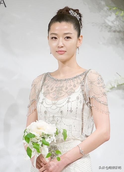 韩女星婚礼前身着婚纱亮相，李宝英优雅，柳真甜蜜