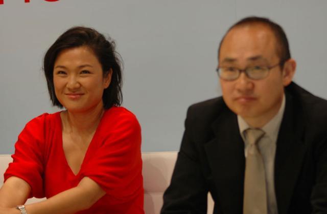 最终摒弃华人身份，老婆手持近100亿资产，偷偷