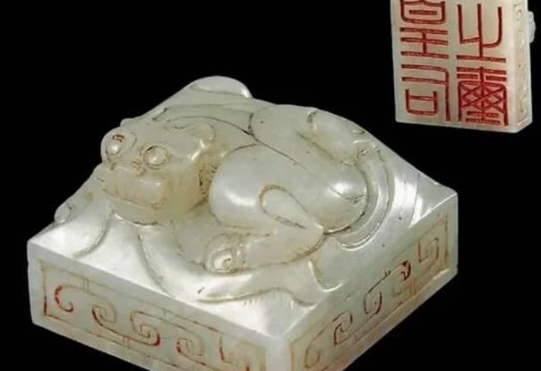 小孩捡到一玉玺，上交后只要了20元路费，45年后