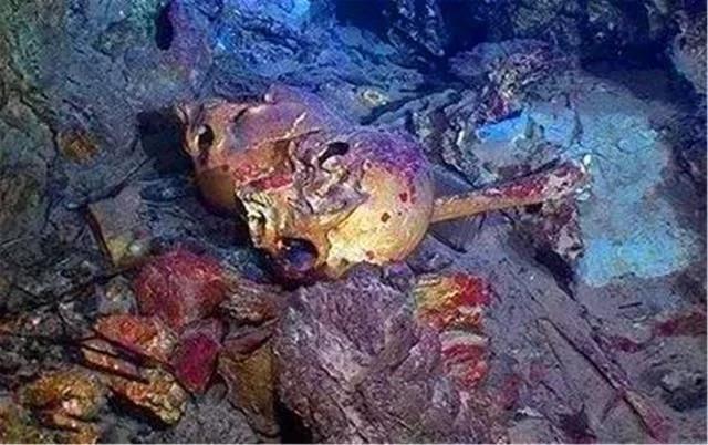 广东神秘深潭，考古专家潜水时发现，水底铁链锁着十几具女骸骨