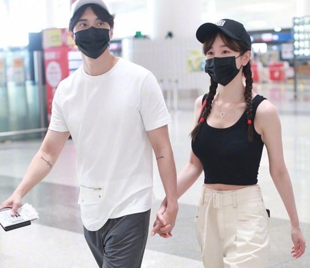 官宣恋情后，张檬高调秀恩爱，拍视频打小五屁