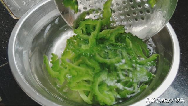 苦瓜别只会炒着吃，2根切一切，夏天这样做一碗，冰爽过瘾还养颜