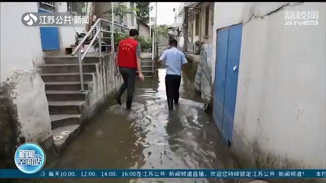 防汛@南京民警为空巢老人排险 江水涨潮预警